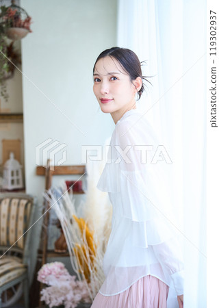 一個被蕾絲窗簾包圍的女人 一個被蕾絲窗簾包圍的女人 119302937