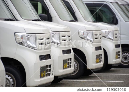 Commercial vehicle image: Honda N-VANs lined up in a parking lot 119303038
