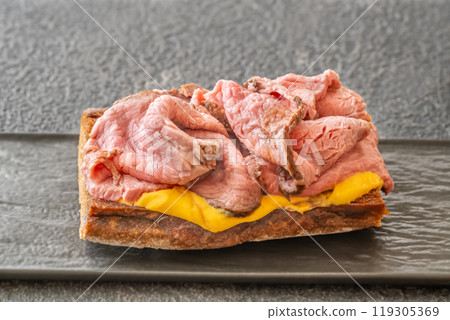 Roast beef sandwich 119305369