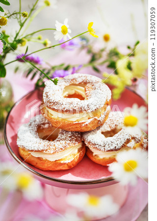 Delicious cream puff rings (choux pastry) Delicious cream puff rings (choux pastry) 119307059