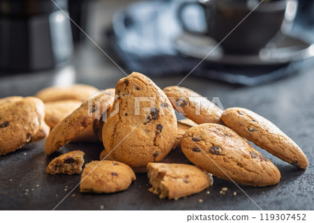 Biscotti frollini con gocce di cioccolato. Chocolate cookies on black table. 119307452