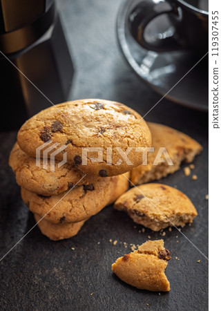 Biscotti frollini con gocce di cioccolato. Chocolate cookies on black table. Biscotti frollini con gocce di cioccolato. Chocolate cookies on black table. 119307455