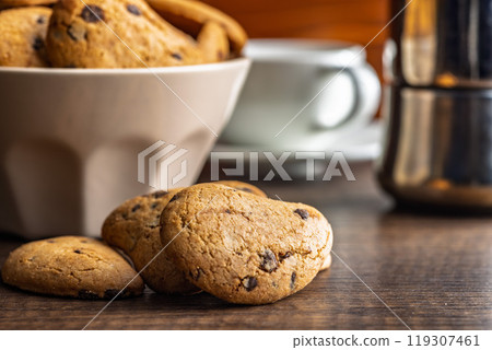 Biscotti frollini con gocce di cioccolato. Chocolate cookies on wooden table. 119307461