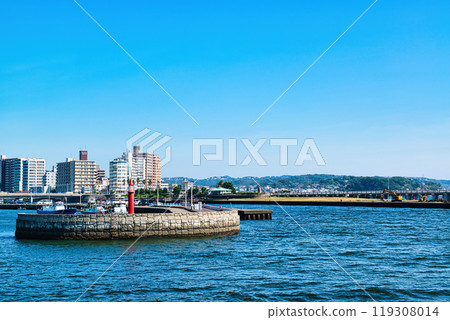 View of the red lighthouse from Enoshima's West Promenade 119308014