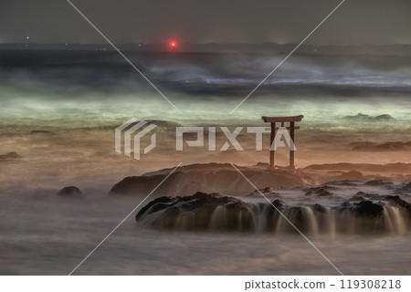 月夜的鳥居與洶湧的波浪 119308218