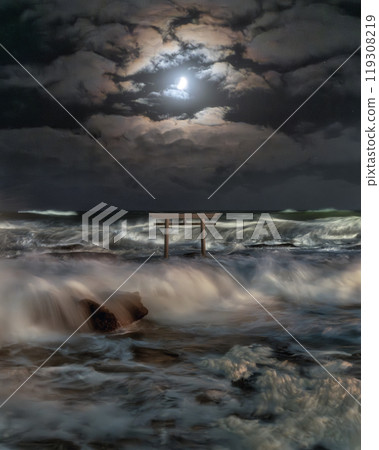 月夜的鳥居與洶湧的波浪 119308219