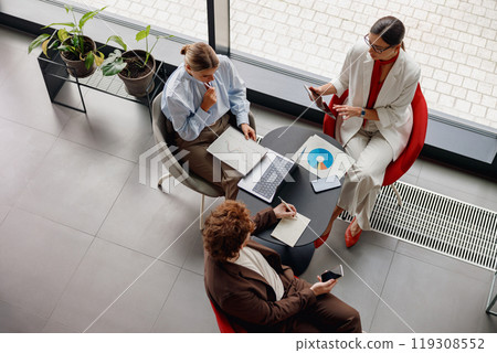 A dynamic business meeting occurs in a modern office setting that fosters creativity and innovation 119308552