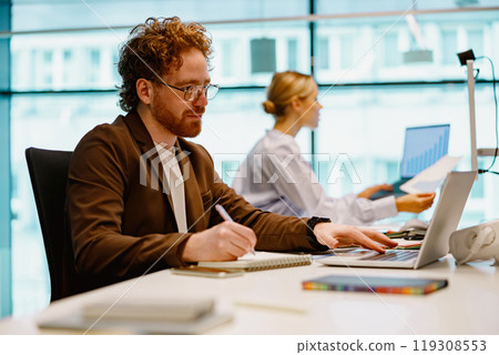 A Creative Work Environment Where Professionals Collaborate Effectively Together 119308553