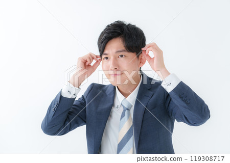 商人為他的頭髮定型 119308717