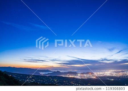 [Shizuoka Prefecture] Shikinzan and Atlas Comet in the sky over the city lights of Numazu and Mishima 119308803