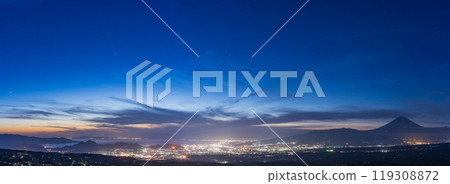 [Shizuoka Prefecture] Panoramic shot of the city lights of Numazu and Mishima, Mt. Fuji, Shikinzan and Comet Atlas 119308872