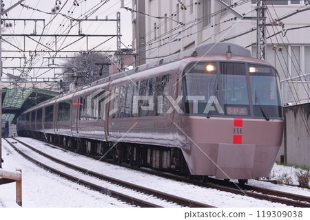 行駛在白雪皚皚的多摩地區的小田急30000號特急浪漫列車_2010年2月2日拍攝 行駛在白雪皚皚的多摩地區的小田急30000號特急浪漫列車_2010年2月2日拍攝 119309038