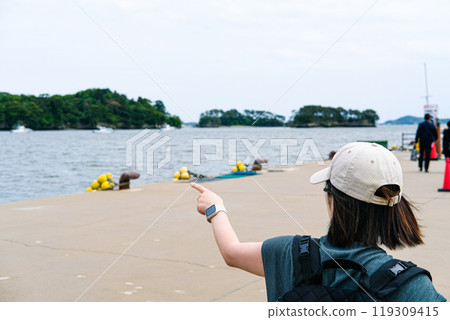 後面一個女人指著大海 後面一個女人指著大海 119309415