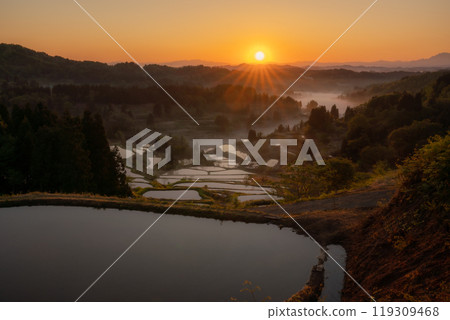 Dawn at Hoshi Pass in Tokamachi, Niigata Prefecture, and the pristine landscape of rice terraces Dawn at Hoshi Pass in Tokamachi, Niigata Prefecture, and the pristine landscape of rice terraces 119309468