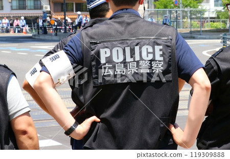 穿著「POLICE廣島縣警察」黑色背心的警察（上半身後部，頭部被切斷） 119309888