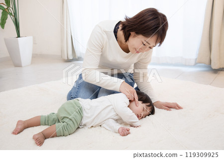 母親和孩子午睡 母親和孩子午睡 119309925