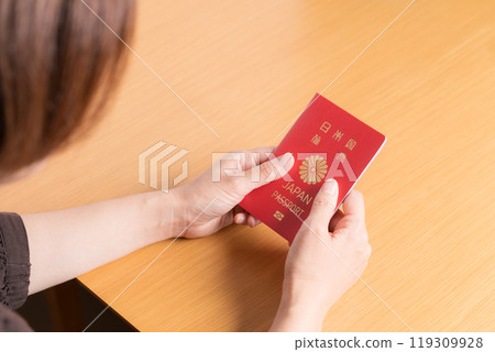 拿著護照的女性手 拿著護照的女性手 119309928