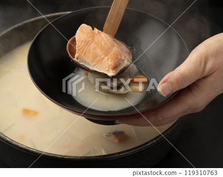 Ladle the lees soup into bowls. Ladle the lees soup into bowls. 119310763