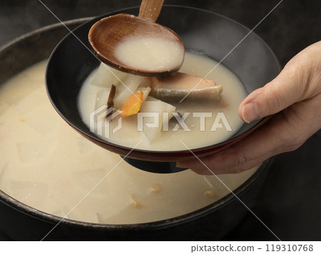 Ladle the lees soup into bowls. 119310768