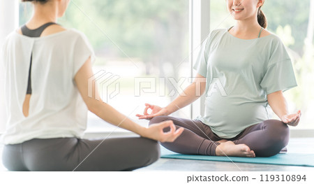 年輕孕婦在瑜珈課上做孕婦瑜珈 年輕孕婦在瑜珈課上做孕婦瑜珈 119310894