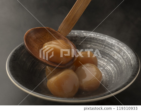蒟蒻雞蛋煮熟，放入碗中 119310933