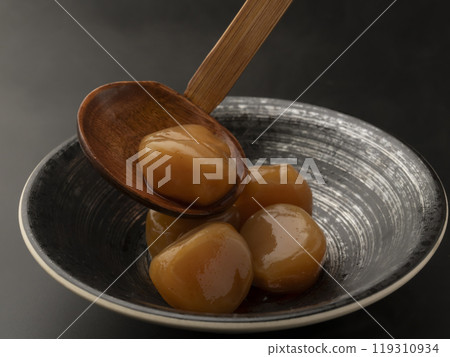 蒟蒻雞蛋煮熟，放入碗中 119310934