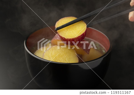Sweet potato miso soup: Picking up the sweet potato with chopsticks 119311167