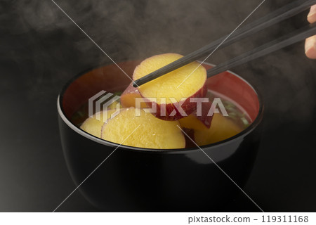 Sweet potato miso soup: Picking up the sweet potato with chopsticks 119311168