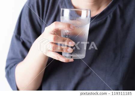 中年婦女的手拿著一杯水 119311185