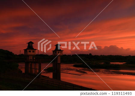 被夕陽染紅的北上川 被夕陽染紅的北上川 119311493