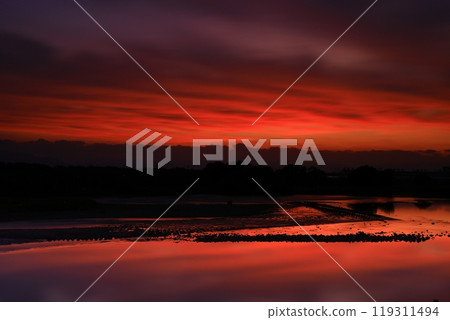 被夕陽染紅的北上川 119311494