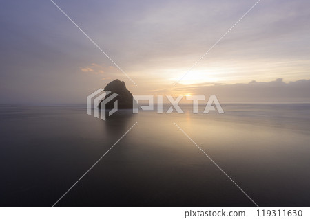 海灘上蒼白的日出 119311630