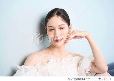 一個女人坐在沙發上 119311804