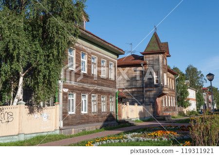 Old wooden houses in Arkhangelsk city 119311921