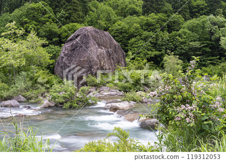 Hakusan Tedorigawa Geopark Hyakumangan Rock 119312053