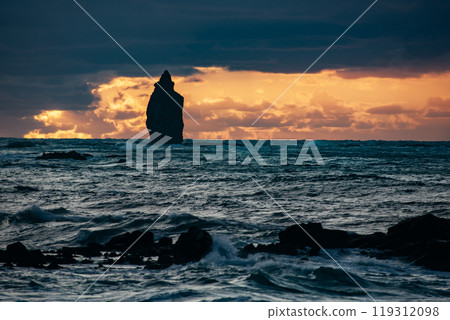 積丹半島神威岬的象徵-神威岩 積丹半島神威岬的象徵-神威岩 119312098