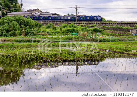 火車穿過稻田景觀 119312177