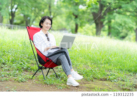 一名中年婦女在露營地進行遠距辦公 119312235