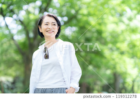 Middle woman taking a walk 119312278