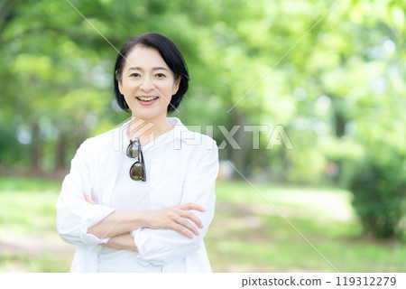 散步的中年女人 119312279