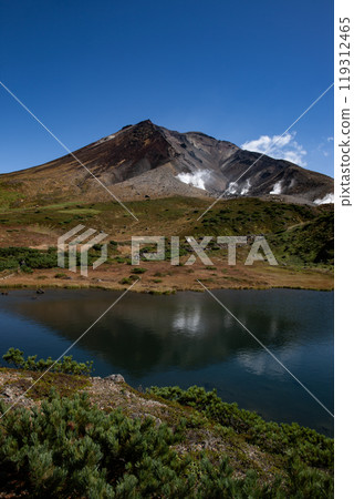 北海道主峰旭岳的鏡沼 119312465