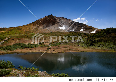 北海道主峰旭岳的鏡沼 119312466