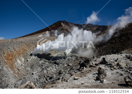 Asahidake, Hokkaido's main peak, spewing smoke Asahidake, Hokkaido's main peak, spewing smoke 119312554