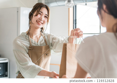 在咖啡館和餐廳向顧客分發外帶產品的女性咖啡館的容量 在咖啡館和餐廳向顧客分發外帶產品的女性咖啡館的容量 119312828