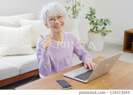 客廳裡的筆記型電腦前，資深女性給了良好的訊號 119313045