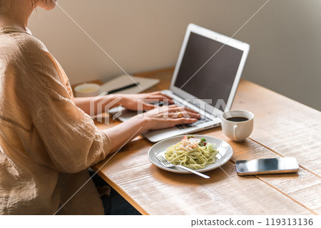 一位在家工作的女性在咖啡館吃午餐時的手 一位在家工作的女性在咖啡館吃午餐時的手 119313136