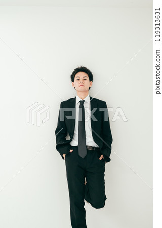 20多歲的日本男子,穿著西裝 20多歲的日本男子,穿著西裝 119313631