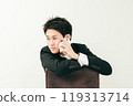 20 多歲的日本男子穿著西裝坐在椅子上打電話 119313714