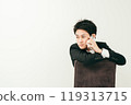 20 多歲的日本男子穿著西裝坐在椅子上打電話 119313715