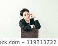 20 多歲的日本男子穿著西裝坐在椅子上打電話 119313722